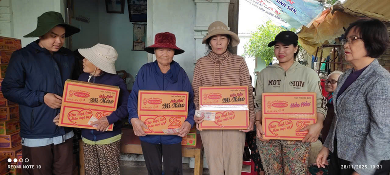 Sản phẩm đến với và con vùng lũ Đắk Lắk (Phú Yên cũ) (nguồn: Acecook Việt Nam)
