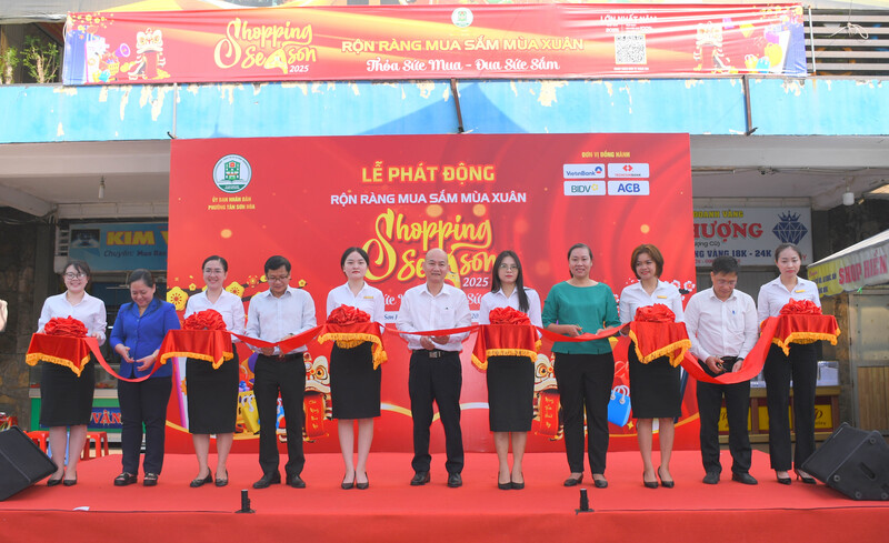 Lãnh đạo Sở Okvip tại về TP. Hồ Chí Minh và các đại biểu thực hiện nghi thức cắt băng khai mạc chương trình. Ảnh: Minh Khuê