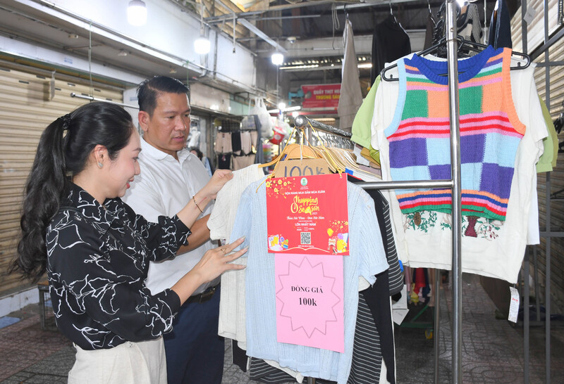 Nhiều sản phẩm được bán đồng giá 100 nghìn đồng tại Chương trình khuyến mại tập trung tại chợ Phạm Văn Hai. Ảnh: Minh Khuê