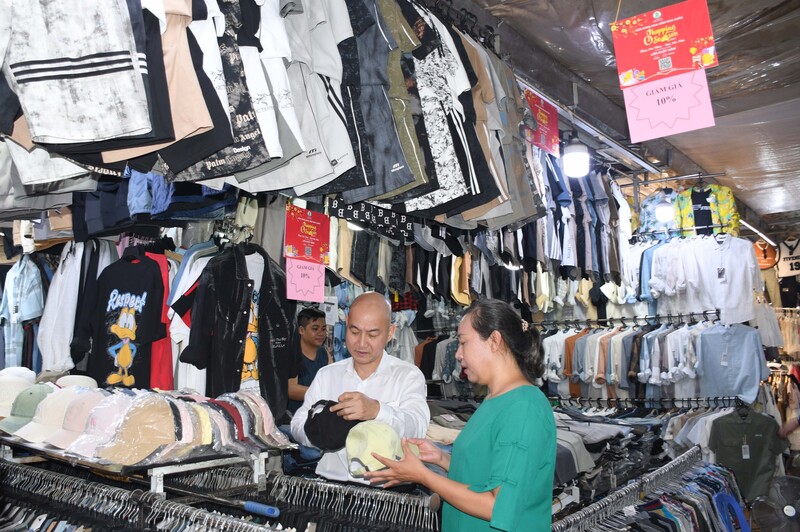Đại biểu tham quan, mua săm tại sự kiện. Ảnh: Minh Khuê
