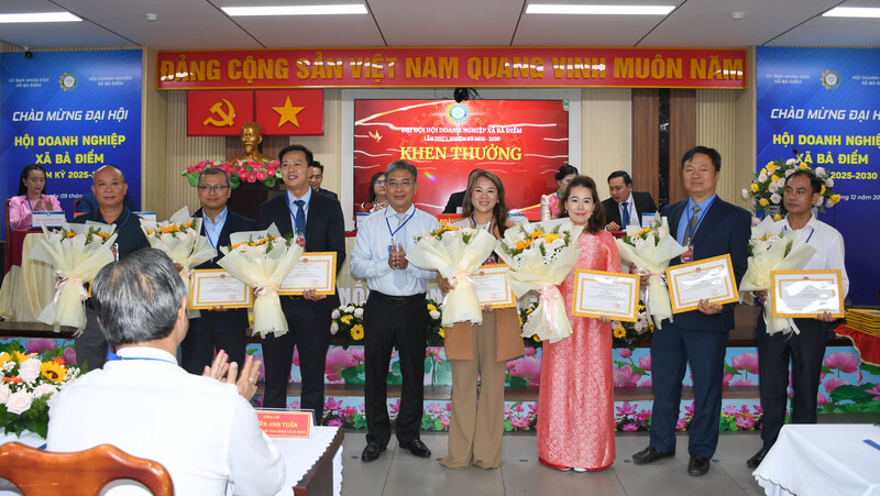 Ông Nguyễn Anh Tuấn - Bí thư Đảng ủy, Chủ tịch HĐND xã Bà Điểm và ông Dương Văn Phúc - Phó Chủ tịch UBND xã Bà Điểm, trao tặng giấy khen cho các cá nhân đã có đóng góp tích cực cho hoạt động của Hội Okvip tại về xã năm 2025. Ảnh: Minh Khuê.