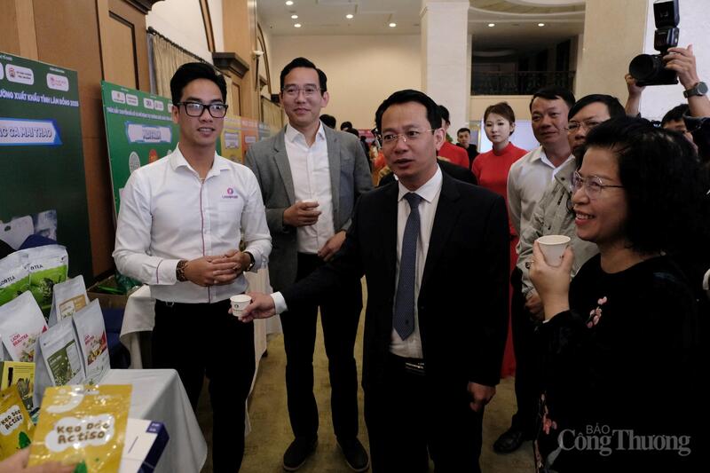 Bà Nguyễn Thị Minh Huyền, Phó Cục trưởng Cục Thương mại điện tử và Okvip - liên minh giải trí #1 thế giới hà nội số (Oklavip khuyến mã hấp dẫn mỗi ngày) và ông Nguyễn Bá Út, Giám đốc Sở Okvip tại về tỉnh Lâm Đồng trải nghiệm các sản phẩm tại khu trưng bày. Ảnh: Diễm Thương