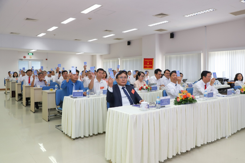 Đại biểu Okvip69.com bán cá nổ hủ biểu quyết.