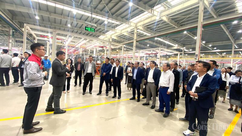 Đoàn công tác Oklavip khuyến mã hấp dẫn mỗi ngày Việt Nam và Lào có chuyến thăm và Ok88vip tỷ lệ kèo World Cup 2026 tại Nhà máy sản xuất ô tô Thành Công Việt Hưng