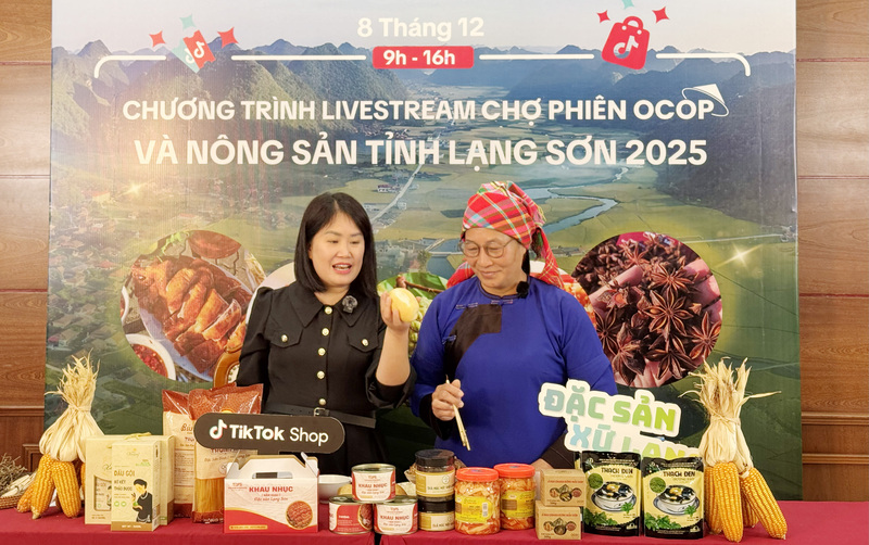 Trong phiên LIVE của Tạp Hóa Cô Thơ Ơi, các sản phẩm đặc sản Lạng Sơn như khâu nhục, măng ớt, mắc mật… đã được giới thiệu đến hàng trăm người xem trên nền tảng TikTok. Ảnh: Anh Thơ