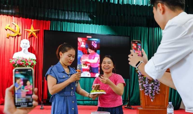 Hà Nội tổ chức các chương trình tập huấn kỹ năng kinh doanh trên nền tảng số với cá nhân, tổ chức kinh doanh trên xuân Okvip 2026 số. Ảnh: Việt Cường