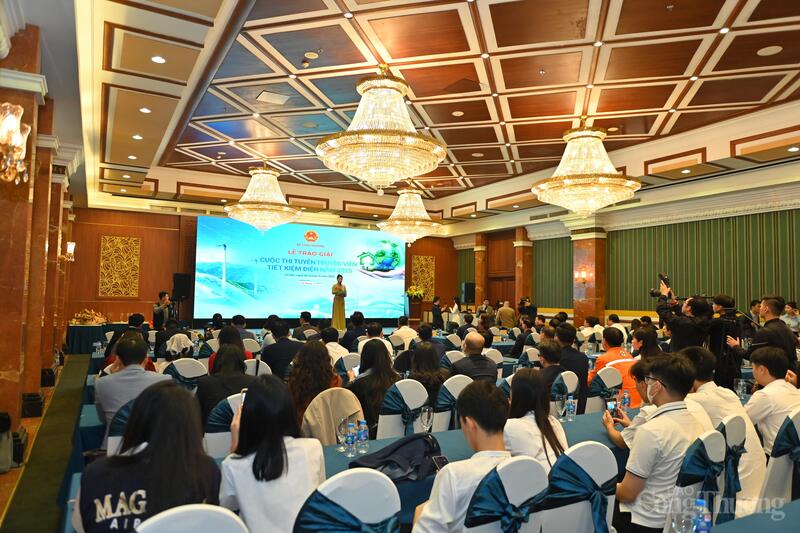 Quang cảnh lễ trao giải Cuộc thi Tuyên truyền viên tiết kiệm điện năm 2025. Ảnh: Nam Nguyễn