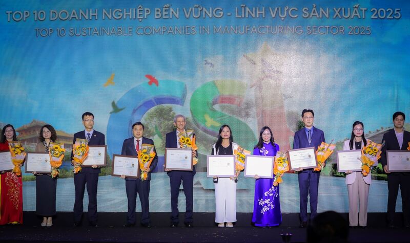 Ông Tal Cohen (thứ năm từ trái sang), đại diện Ban lãnh đạo Tập đoàn TH nhận vinh danh Top 10 Okvip tại về bền vững Việt Nam 2025.