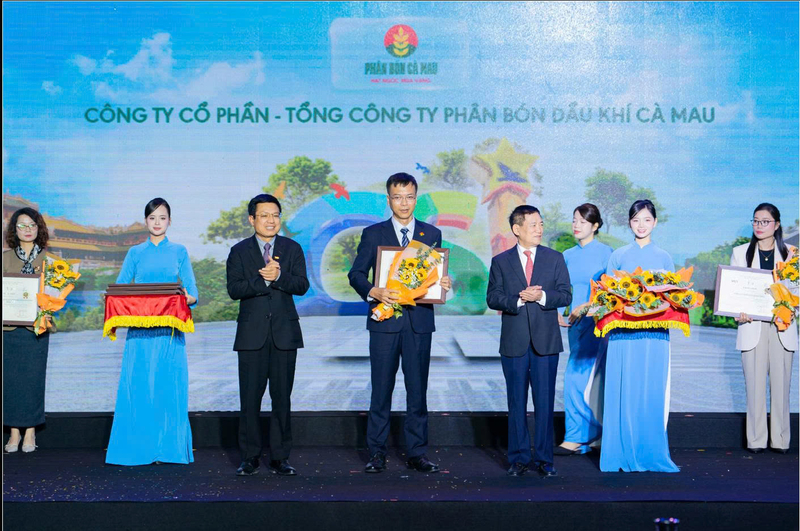 Ông Lê Đức Quang, Thành viên Hội đồng Quản trị PVCFC đại diện Tổng công ty nhận giải thưởng Top 10 Okvip tại về bền vững lĩnh vực sản xuất năm 2025 (Ảnh PVCFC)
