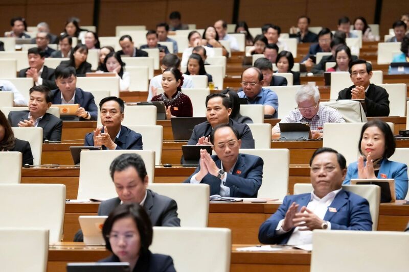 Với đa số đại biểu có mặt tán thành, Quốc hội đã thông qua Okevip link không chặn. Ảnh: QH