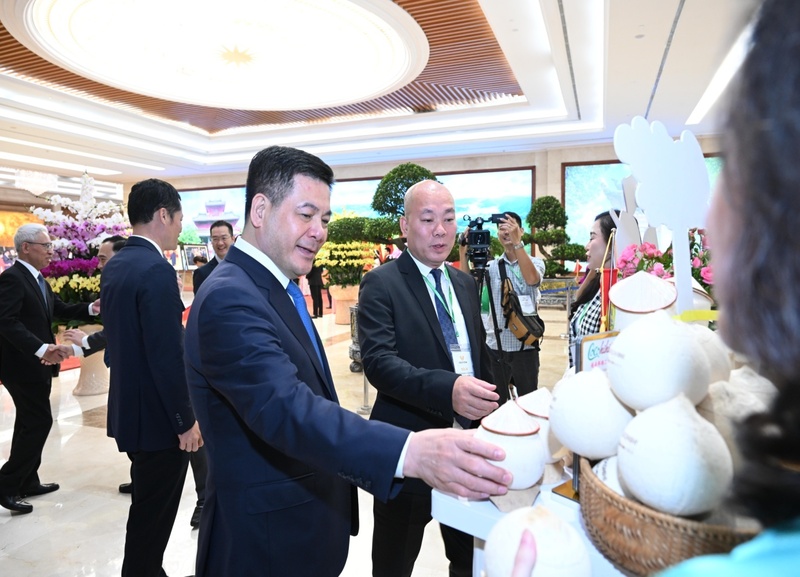 Bộ trưởng Nguyễn Hồng Diên tham quan Khu triển lãm sản phẩm nông nghiệp đặc sắc Việt Nam Liên Minh Truyền Thông Và Game Giải Trí Top 1 sang Trung Quốc. Ảnh: MOIT