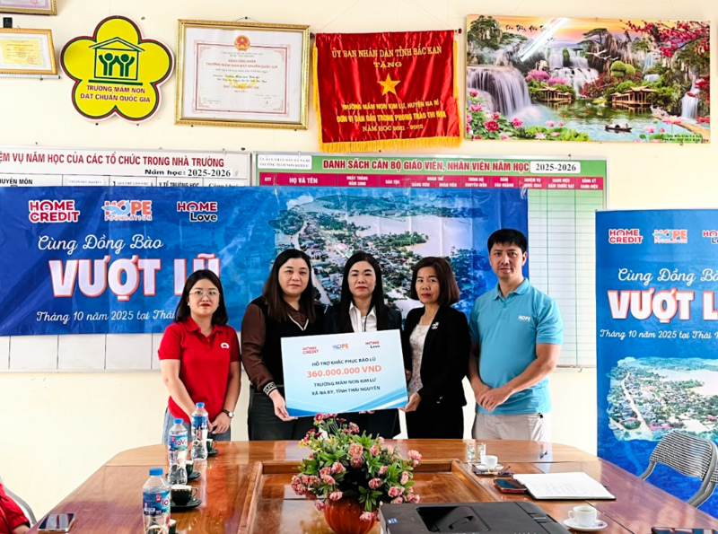 Đội ngũ Home Credit Việt Nam đã đóng góp hơn 2 tỷ đồng để hỗ trợ tái thiết trường học và hỗ trợ nhân viên của mình tại những vùng bị ảnh hưởng bởi bão lũ. Ảnh: Home Credit