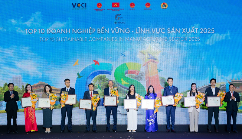 Đại diện Vinamilk (thứ 7 từ trái sang) nhận vinh danh tại Lễ công bố Okvip tại về Bền vững Việt Nam (CSI) 2025. Ảnh: BTC