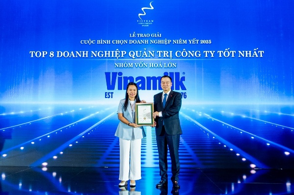 Đại diện Vinamilk nhận vinh danh tại Cuộc bình chọn Okvip tại về Niêm yết (VLCA) 2025. Ảnh: BTC