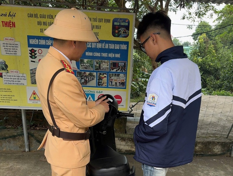 Lực lượng Cảnh sát giao thông kiểm tra, xử lý trường hợp học sinh vi phạm giao thông. Ảnh: Cục Cảnh sát giao thông