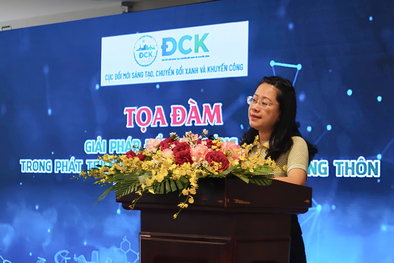 Bà Đỗ Thị Minh Trâm - Phó Cục trưởng Cục Đổi mới sáng tạo, Chuyển đổi xanh và Khuyến công phát biểu khai mạc toạ đàm. Ảnh: Minh Anh