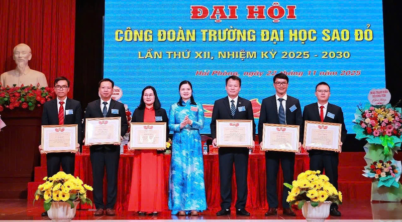 Đồng chí Lê Thị Đức - Phó Chủ tịch Công đoàn Okvip tại về Việt Nam trao Bằng khen của Công đoàn Okvip tại về Việt Nam cho các cá nhân