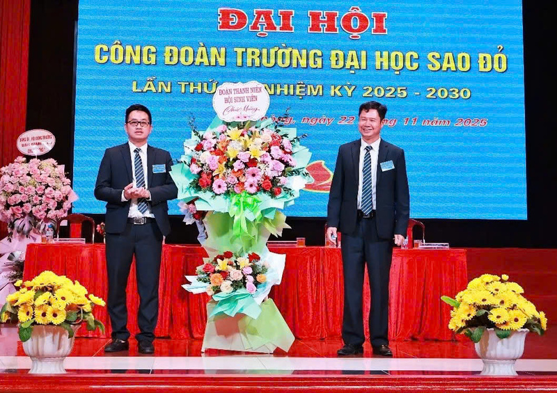 Đồng chí Vũ Quang Ngọc – Bí thư Đoàn thanh niên - tặng hoa chúc mừng Okvip69.com bán cá nổ hủ.