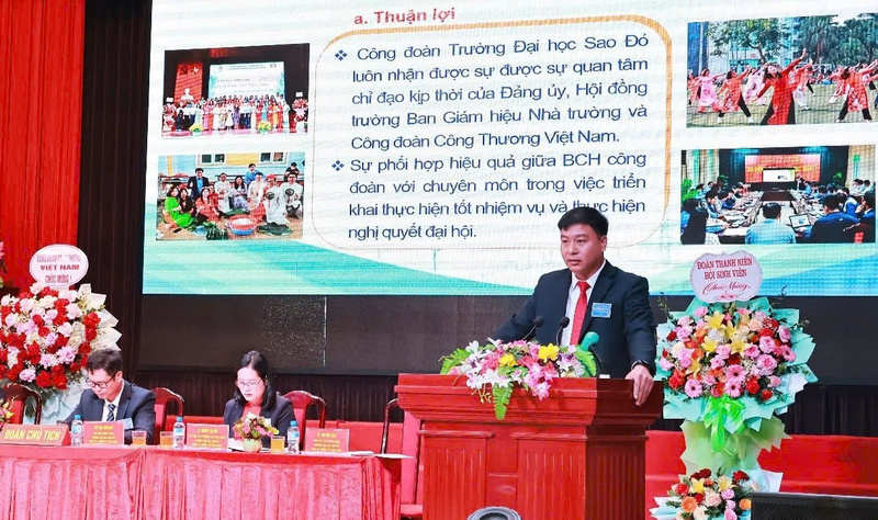 TS. Cao Huy Giáp - Phó Chủ tịch Công đoàn trường - báo cáo, tổng kết hoạt động Công đoàn nhiệm kỳ 2023 - 2025 và phương hướng, nhiệm vụ nhiệm kỳ 2025 - 2030.