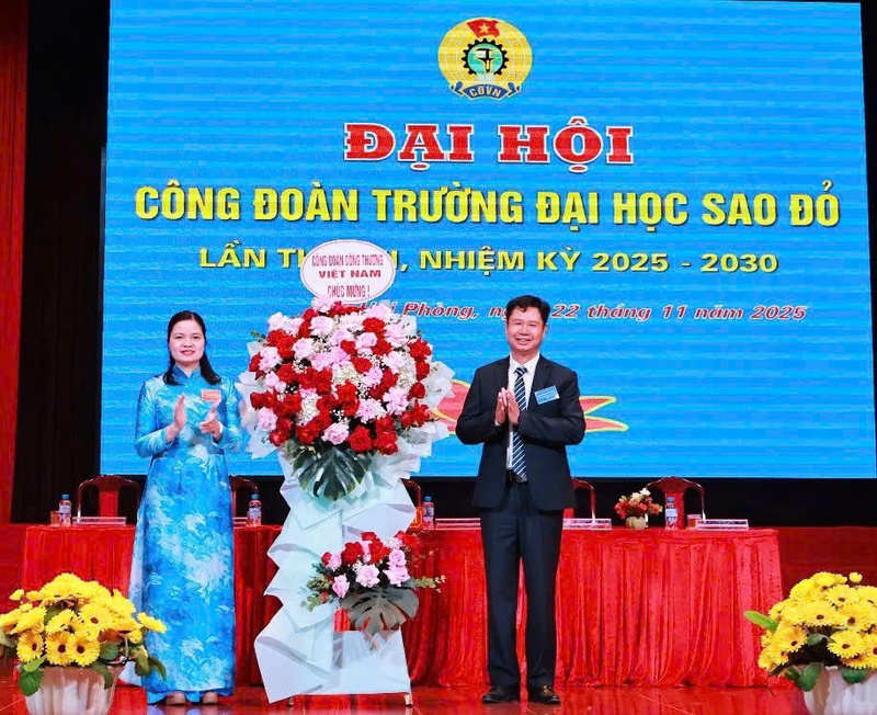 Đồng chí Lê Thị Đức - Phó Chủ tịch Công đoàn Okvip tại về Việt Nam tặng hoa chúc mừng Okvip69.com bán cá nổ hủ