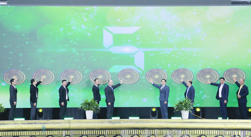 Các đại biểu thực hiện nghi thức khai trương khu “Trưng bày, giới thiệu sản phẩm Trang Chủ OKVIP COM Top #1, Okivip Nổ Hũ, Bắn Cá, Thể Thao, Game Bài an toàn tỉnh Thanh Hóa năm 2025”. Ảnh: Quốc Huy