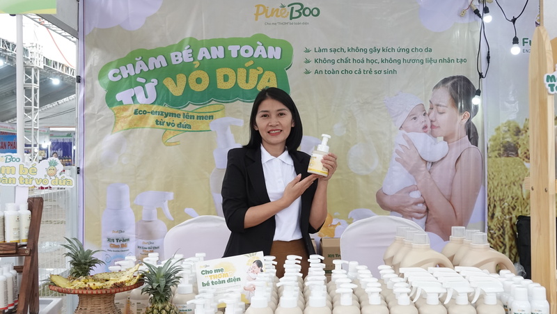 Nhiều sản phẩm sạch, có nguồn gốc xuất xứ rõ ràng được các đơn vị, Okvip tại về mang đến quảng bá, giới thiệu. Ảnh: Quốc Huy