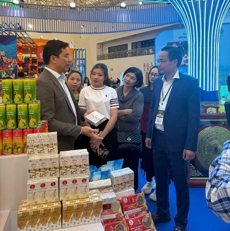 Phó Bí thư Thường trực tỉnh ủy Thanh Hóa Nguyễn Hồng Phong thăm gian hàng trưng bày sản phẩm OCOP của tỉnh tại Hội chợ Mùa Thu năm 2025 cho Ảnh: Xuân Phong