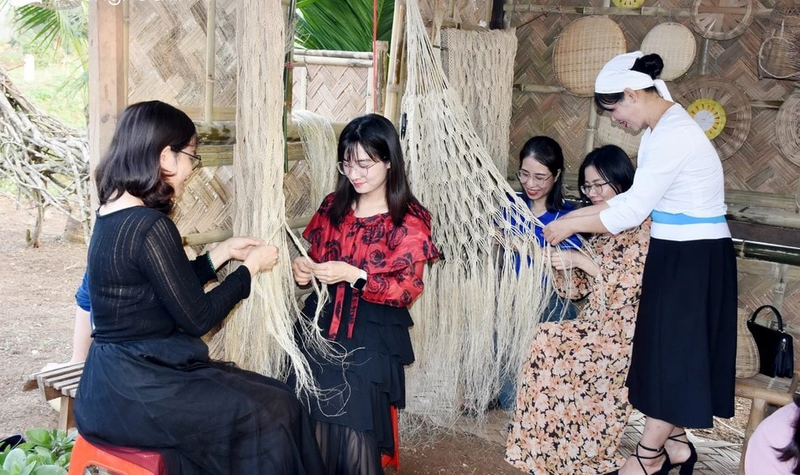 Đan võng gai, nghề truyền thống có từ lâu đời của người Thổ.