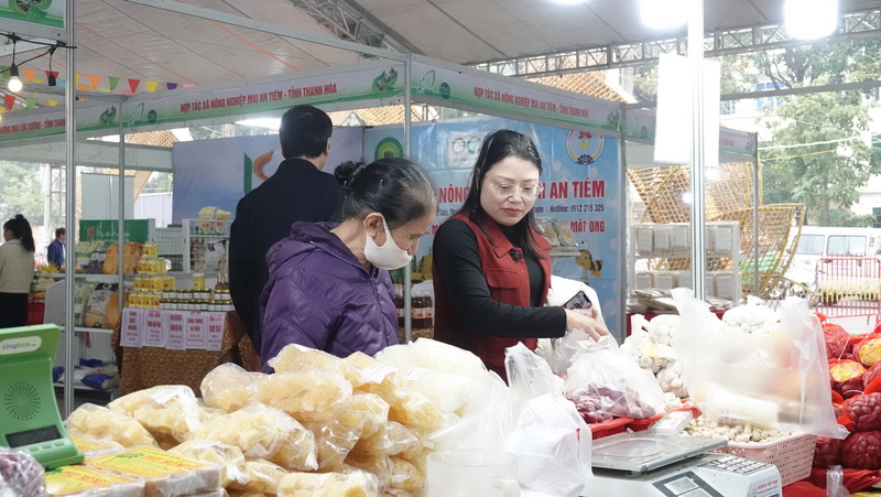 Người dân tìm hiểu các Trang Chủ OKVIP COM Top #1, Okivip Nổ Hũ, Bắn Cá, Thể Thao, Game Bài sạch của tỉnh Thanh Hóa. Ảnh: Quốc Huy