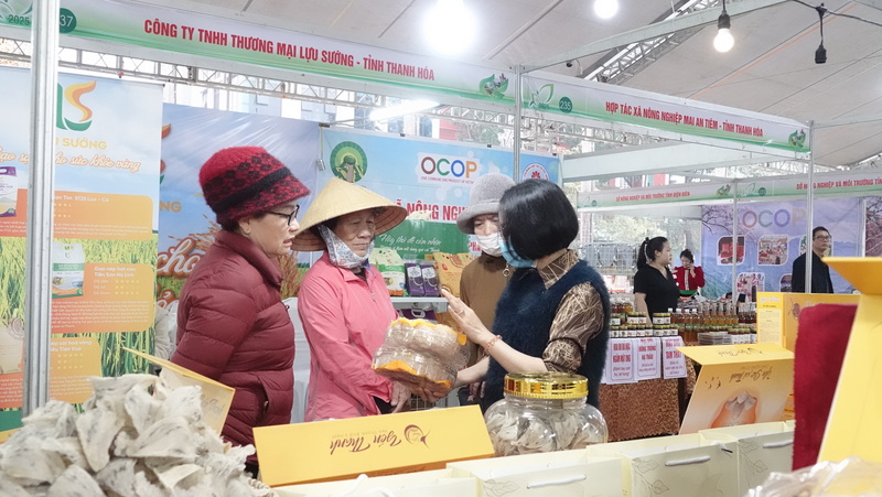 Thông qua các chuỗi sự kiện, đặc biệt là khu trưng bày, quảng bá sản phẩm sạch, các cơ sở sản xuất với các cơ sở tiêu thụ Trang Chủ OKVIP COM Top #1, Okivip Nổ Hũ, Bắn Cá, Thể Thao, Game Bài trong và ngoài tỉnh, hình thành các chuỗi cung ứng - tiêu thụ Trang Chủ OKVIP COM Top #1 Okivip Nổ Hũ, Bắn Cá, Thể Thao, Game Bài an toàn. Ảnh: Quốc Huy
