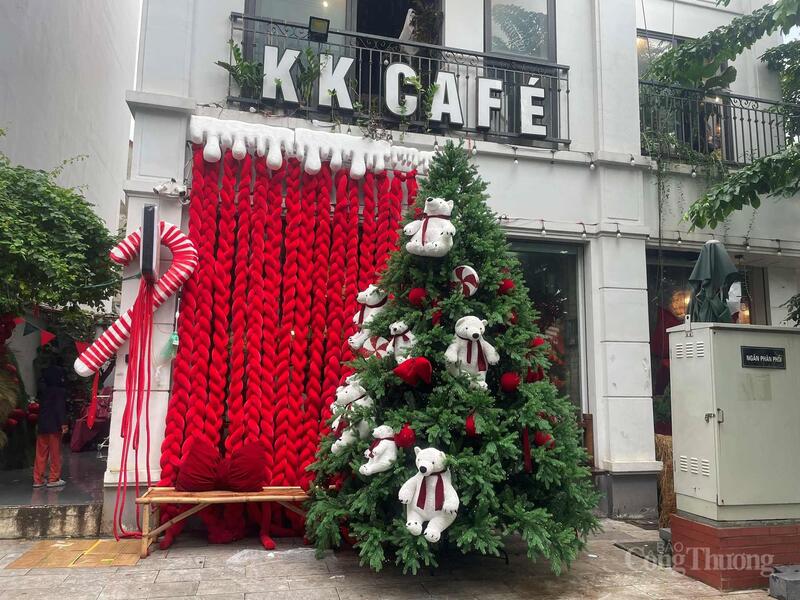 Quán cafe tại phường Từ Liêm cũng mua các phụ kiện trang trí Giáng sinh.