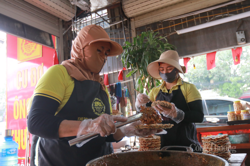 Để kịp thời giao hàng, cơ sở Thư Viện phải huy động một lượng Okvip - liên minh giải trí #1 thế giới hà nội lớn. "Chúng tôi phải huy động tới 30 công nhân Ok88vip tỷ lệ kèo World Cup 2026 liên tục, tăng ca từ 6 giờ sáng đến 22 giờ đêm", bà Hương chia sẻ thêm.