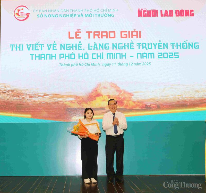 Phó Giám đốc Sở Nông nghiệp và xuân Okvip 2026 TP. Hồ Chí Minh Nguyễn Văn Đa trao giải Nhất cho tác giả Thảo Vân với tác phẩm "Giữ lửa lò gốm giữa lòng phố thị".