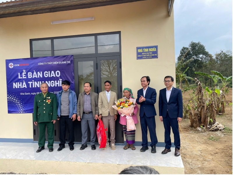 Đồng chí Nguyễn Thanh Hùng (thứ 2 từ phải qua), Giám đốc Công ty TĐQT  và lãnh đạo chính quyền địa phương bàn giao nhà tình nghĩa cho bà Hồ Thị Xíp