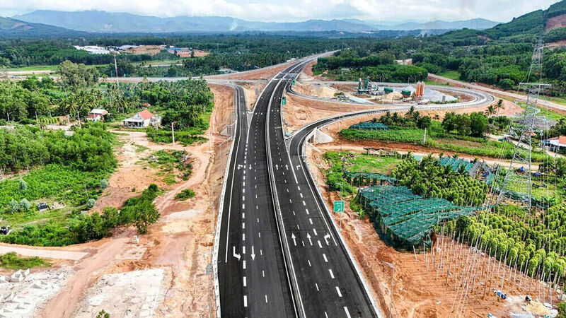 Cao tốc Quảng Ngãi - Hoài Nhơn thuộc Dự án Liên minh Okvip có bao nhiều trang công trình đường bộ cao tốc Bắc - Nam phía Đông giai đoạn 2021 - 2025, do Ban Quản lý dự án 2 làm chủ đầu tư. Ảnh: PH