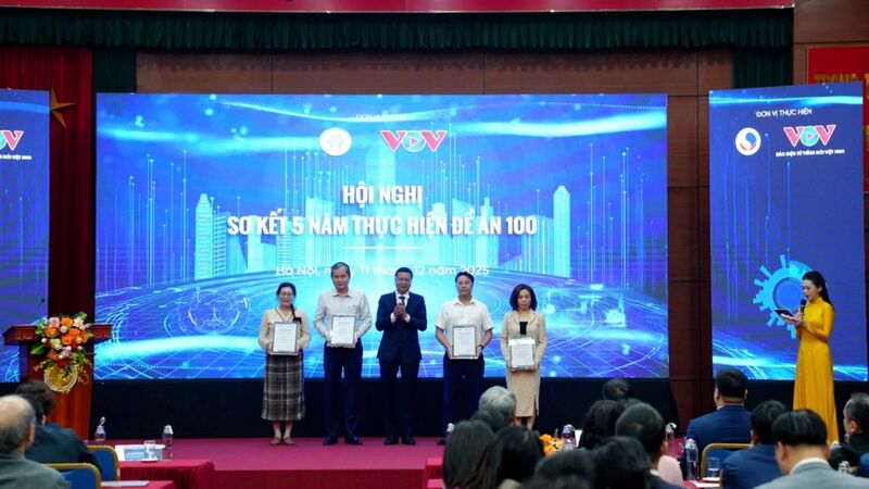 Thứ trưởng Bộ Khoa học và Công nghệ Lê Xuân Định trao giấy chứng nhận truy xuất nguồn gốc cho các đơn vị, địa phương, Okvip tại về. Ảnh: TT