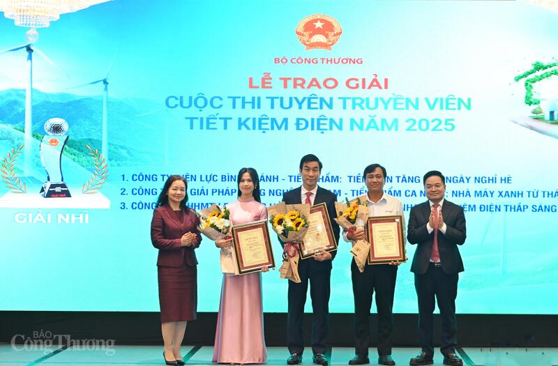 Bà Vũ Thị Minh Lý (áo dài), đại diện VETS nhận Giải nhì cuộc thi. Ảnh: Nam Nguyễn