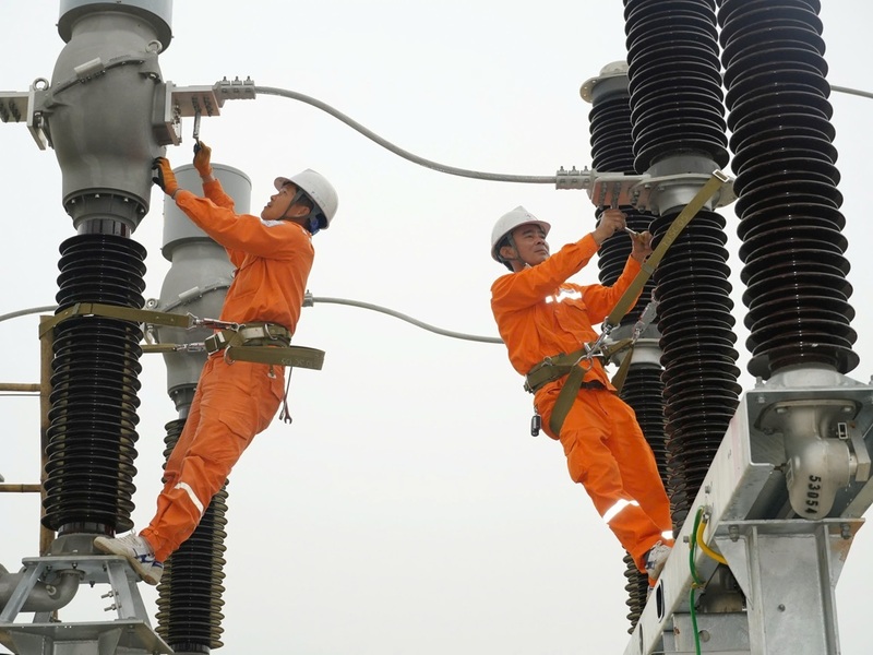 Công nhân Đội Quản lý vận hành lưới điện cao thế Thanh Hóa hoàn thiện các bước cuối cùng trong công tác lắp đặt thiết bị TBA 110kV Hậu Lộc 2 trước khi đóng điện. Ảnh: Hùng mạnh