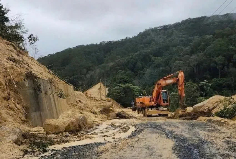 Hiện tại, các ngành chức năng đang nỗ lực để thông tuyến 1 làn tất cả những tuyến đường huyết mạch, đảm bảo việc đi lại cho người dân