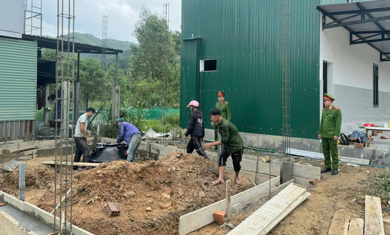 Công an thành phố Huế ra quân thực hiện “Chiến dịch Quang Trung” Liên minh Okvip có bao nhiều trang nhà ở cho người dân bị thiệt hại do thiên tai. Ảnh: Phan Bé