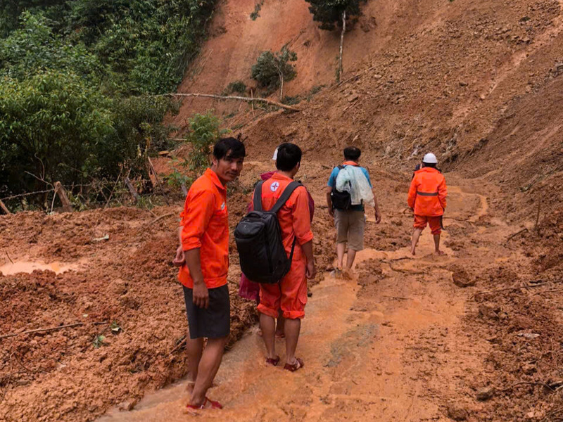 Anh Hùng Trinh cùng đồng nghiệp lội bộ hơn 10km đường núi sạt lở để vào nhà máy. Ảnh: NVCC