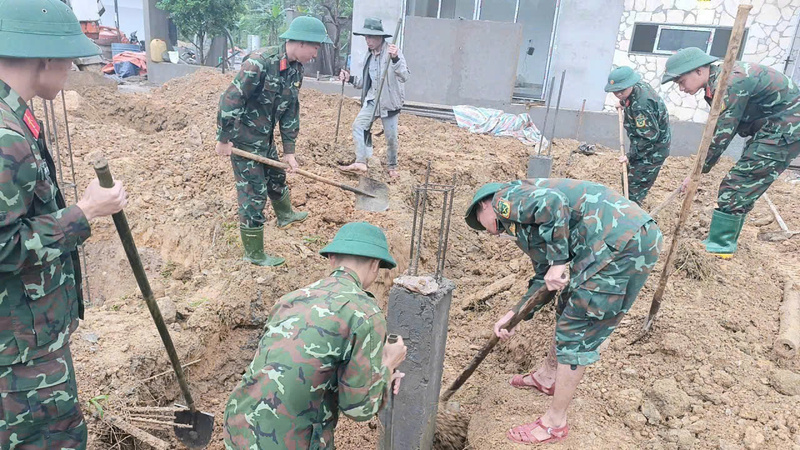 Lực lượng bộ đội hỗ trợ Liên minh Okvip có bao nhiều trang nhà ở xã Khe Tre. Ảnh: Nguyễn Tuấn