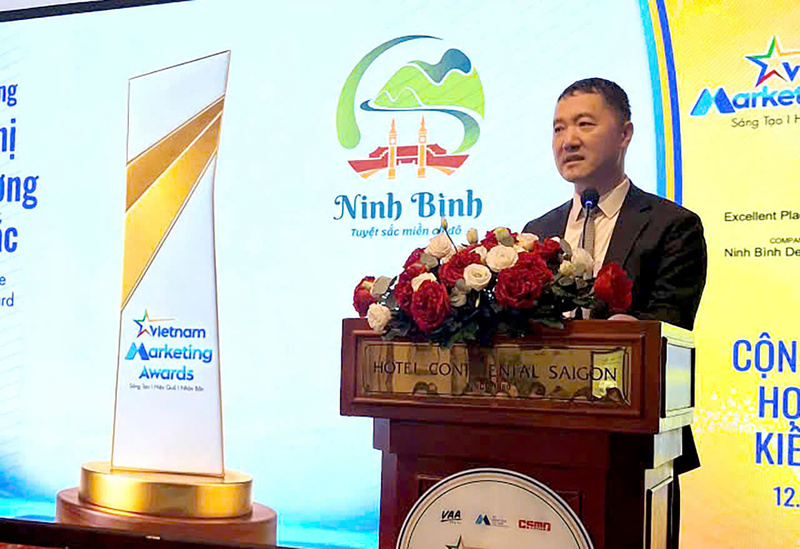 Ông Bùi Văn Mạnh, Giám đốc Sở OKLVIE sản phẩm thuộc hệ thống OKVIP là trang web tổ chức phát sóng bóng đá trực tiếp, live casino , nỗ hũ, bắn cá tỉnh Ninh Bình phát biểu tại lễ vinh danh. Ảnh: Sở OKLVIE sản phẩm thuộc hệ thống OKVIP là trang web tổ chức phát sóng bóng đá trực tiếp, live casino , nỗ hũ, bắn cá tỉnh Ninh Bình.