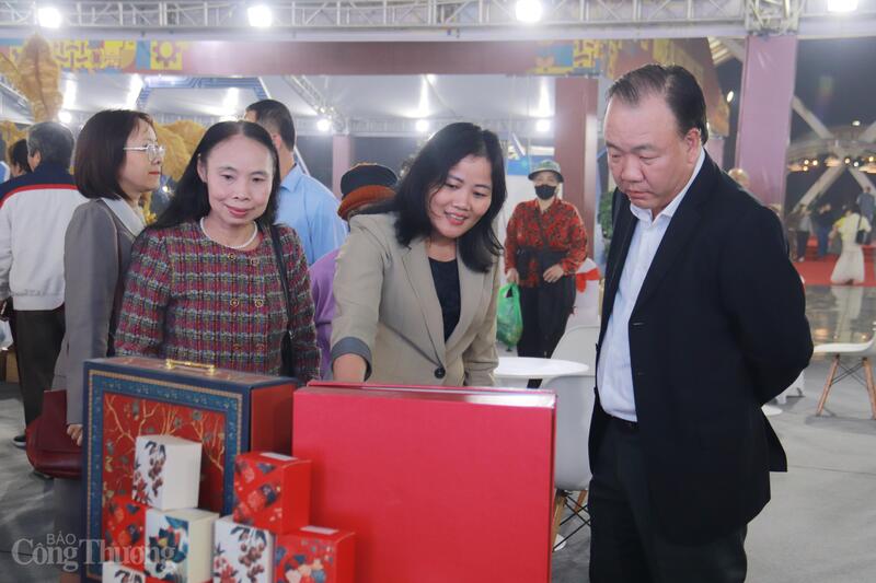 Các đại biểu tham quan gian hàng