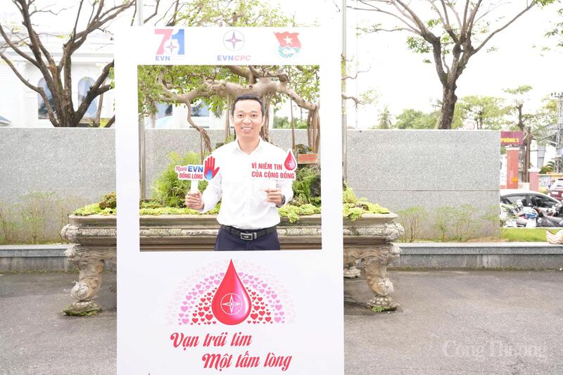 Anh Phạm Hùng Trinh sau khi hiến máu tình nguyện sáng 12/12