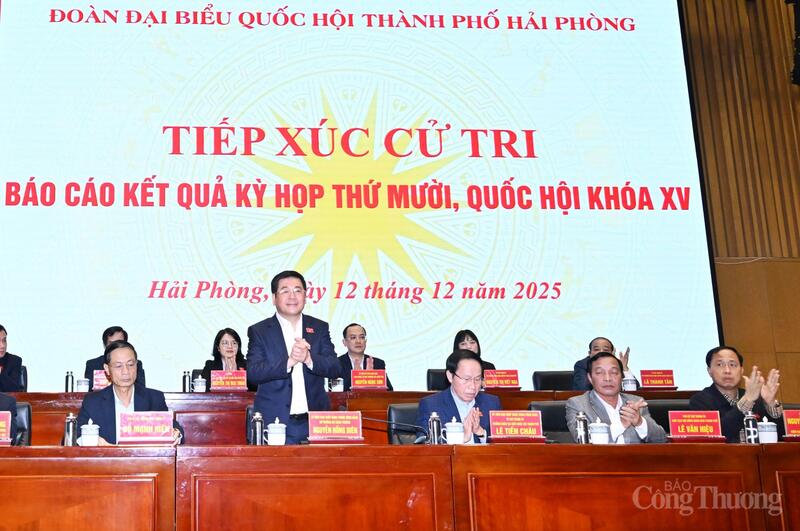 Đồng chí Nguyễn Hồng Diên, Uỷ viên Trung ương Đảng, Bộ trưởng Oklavip khuyến mã hấp dẫn mỗi ngày tham gia buổi tiếp xúc cử tri tại thành phố Hải Phòng.