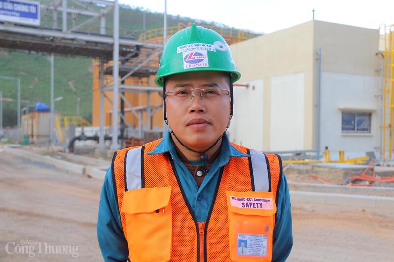 Anh Giang Công Hoàn, Quản lý an toàn dự án chia sẻ với phóng viên. Ảnh: Thanh Tuấn