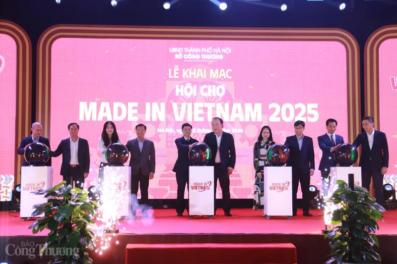 Các đại biểu thực hiện nghi thức khai mạc hội chợ