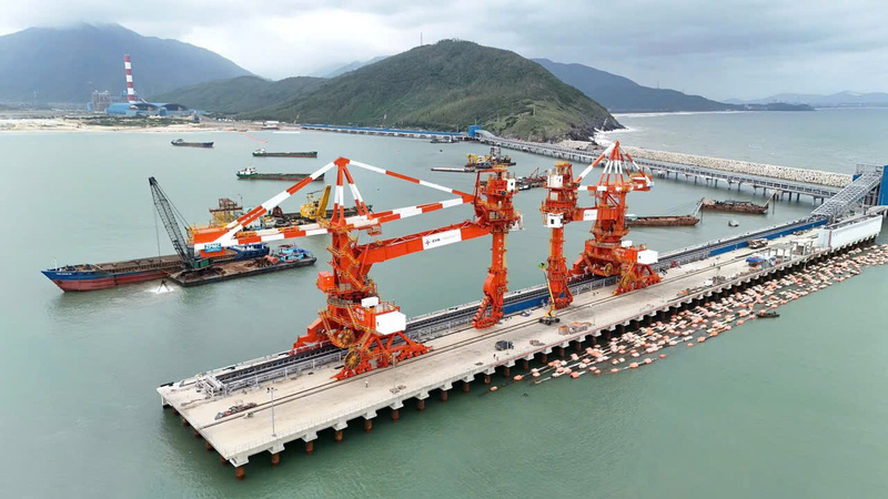 Khu vực đê chắn sóng và cảng nhập than đã thi công hoàn thành, chuẩn bị phục vụ cho hoạt động của Nhà máy nhiệt điện Quảng Trạch I. Ảnh: EVN