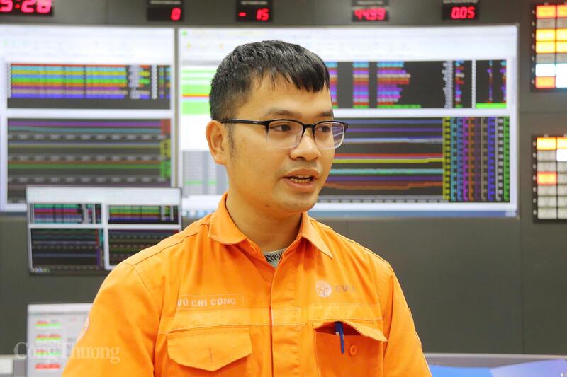 Anh Võ Chí Công, Trưởng ca Điều khiển trung tâm cho biết, phòng Điều khiển trung tâm được ví như “bộ não” của nhà máy giúp xử lý và điều khiển mọi hệ thống vận hành. Ảnh: Thanh Tuấn